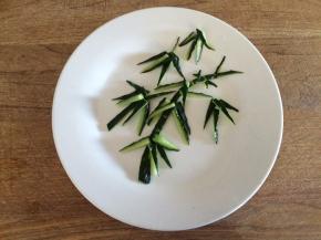 腌制好的黄瓜摆出竹叶