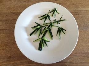 腌制好的黄瓜摆出竹叶