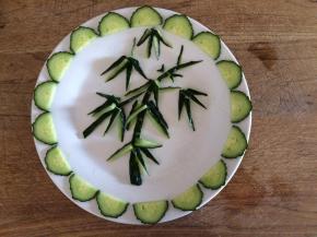 黄瓜片做围边，简单的拼盘就做好了