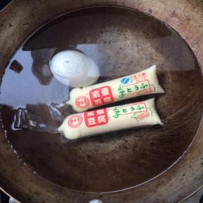 锅内放清水，把皮蛋、豆腐放入，烧开