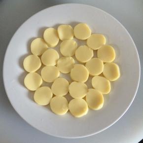 把豆腐切均匀厚片，码在盘中