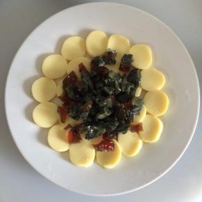 将皮蛋丁放在豆腐上