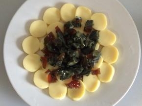 将皮蛋丁放在豆腐上