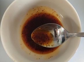 精盐、白糖、香油、辣椒油搅拌在一起，调成料汁