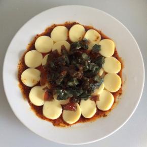 把料汁淋在皮蛋豆腐上