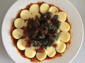 把料汁淋在皮蛋豆腐上