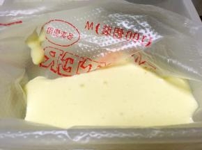 之后将面糊装入裱花袋，装好后裱花袋剪个小口