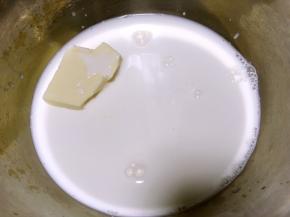 牛奶加白巧克力小火加热煮至巧克力融化