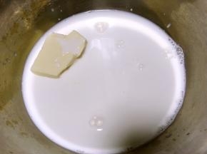 牛奶加白巧克力小火加热煮至巧克力融化