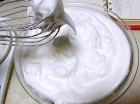 蛋白加几滴柠檬汁，分次加入砂糖打发至打蛋器提起有个小弯钩即可，烤箱预热160度