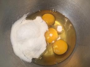 全蛋磕入盆内，加入细砂糖，搅拌一下
