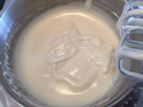 将打蛋盆坐温水中，打蛋器高速打发3分钟，滴落的蛋液不易消失，蛋液保存在40度