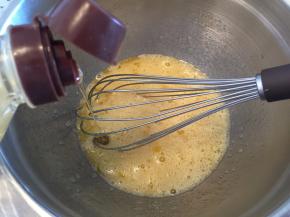 加入水饴，充分搅拌使水饴融化