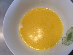 将黄油加入牛奶内，隔温水融化