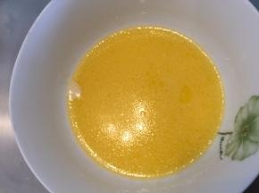 将黄油加入牛奶内，隔温水融化