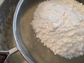 一次性筛入低筋面粉，翻拌方式拌至无干粉