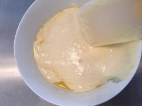 取小部分蛋糕糊加入黄油内，翻拌均匀