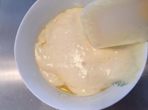取小部分蛋糕糊加入黄油内，翻拌均匀