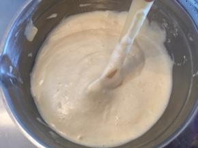 拌好的蛋糕糊加入大部分的蛋糕糊内，用同样手法翻拌好蛋糕糊