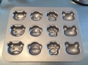 学厨的童趣卡通模具洗净擦干