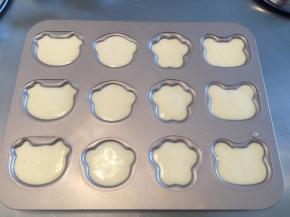 拌好的蛋糕糊装入裱花袋内，挤入模具