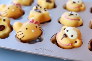 巧克力加入色素，按自己喜欢的图案画好眼睛和嘴巴。