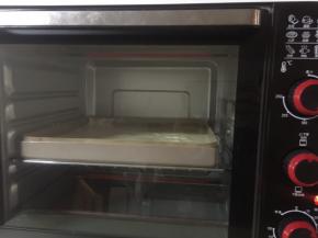 放入预热好的烤箱155度烤25-30分钟，看个人烤箱温度，我的烤箱温度可能偏高，预热放160度，大约25分钟，闻到香味就要关注好了