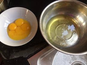 蛋白蛋黄分开放在无水无油的盆中