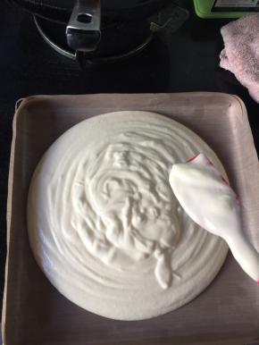 离金盘20厘米高，倒下面糊