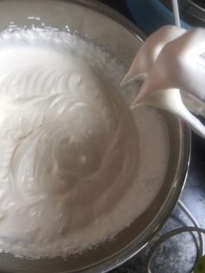 打的差不多时放在那待用，看下烤箱里蛋糕的状态