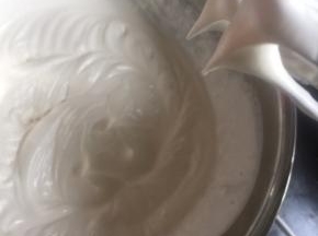 打的差不多时放在那待用，看下烤箱里蛋糕的状态