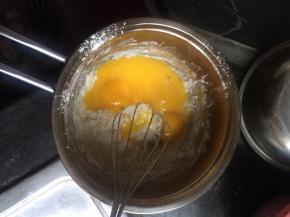 放入蛋黄，还是化Z字，以免起筋