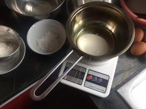 准备材料，牛奶和色拉油放一起