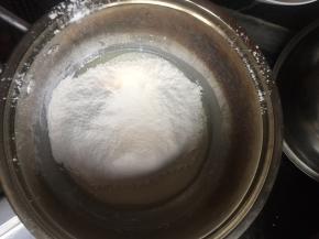 筛入面粉，化Z字，不要打圈，搅拌至无干粉