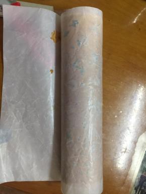 利用油布和擀面杖卷好蛋糕卷，放30分钟定型