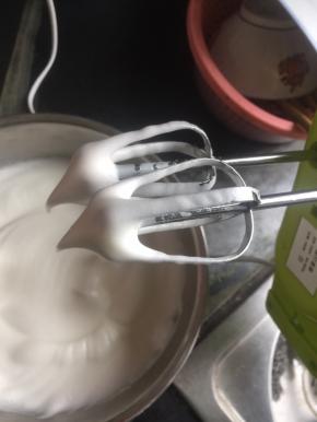 蛋白分三次加糖，打到湿性发泡，弯钩状态，用电动打蛋器要有耐心