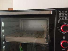 放入预热好的160度烤箱，烤25-30分钟，看蛋糕状态，我烤箱温度后来调在160度偏150度，25分钟出炉，表面没有焦