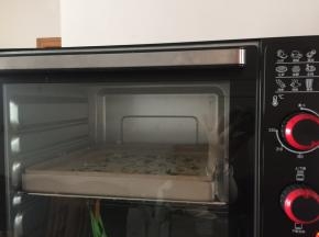 放入预热好的160度烤箱，烤25-30分钟，看蛋糕状态，我烤箱温度后来调在160度偏150度，25分钟出炉，表面没有焦