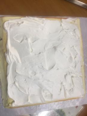 奶油在打一下，蛋糕正好稍凉，抹奶油，第一次没经验，好像多了