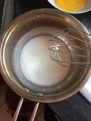 牛奶，色拉油放一起用手抽乳化