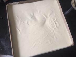 捏着金盘的对角晃动下，面糊就基本平了