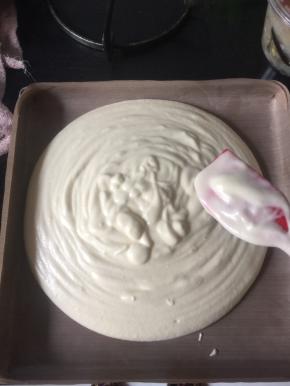 在金盘上空20厘米处将面糊倒入