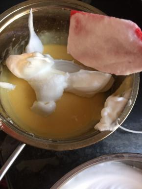 三分之一蛋白霜放入面糊用切拌和翻拌的方式拌匀