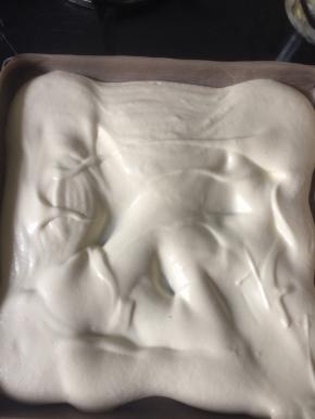 用刮刀将面糊推到四角