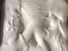 用刮刀将面糊推到四角