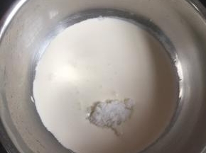 乘在烤时打奶油，淡奶油中加糖打发