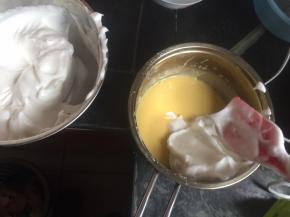 三分之一的蛋白霜放入面糊，切拌均匀