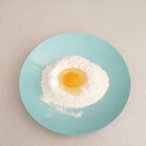 面粉中加入盐1克，食用碱1克混合拌匀，打入鸡蛋1个。