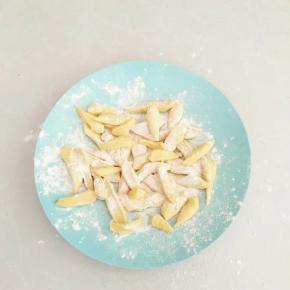 用剪刀剪出面鱼。