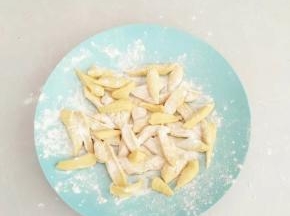 用剪刀剪出面鱼。